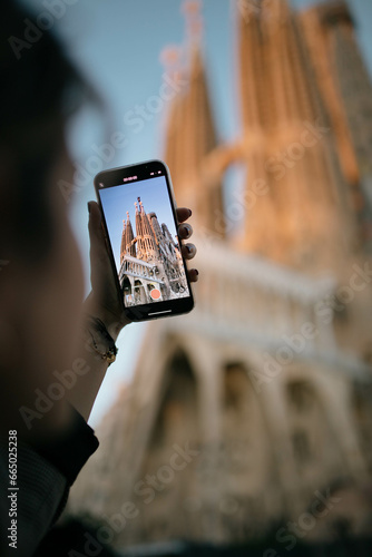 Persona tomando una fotografía de la Sagrada Familia de Barcelona