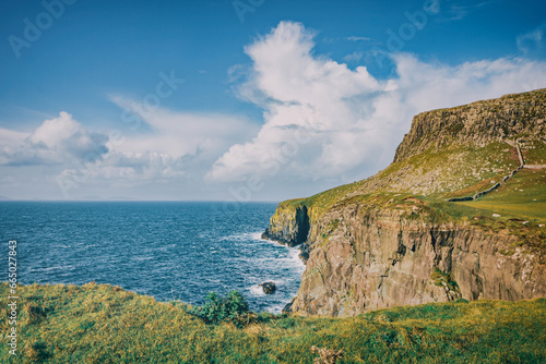 Neist Point ist eine kleine Halbinsel auf der schottischen Insel Skye und ihr Leuchtturm markiert den westlichsten Punkt der Insel. Klippen in den schottischen Highlands.