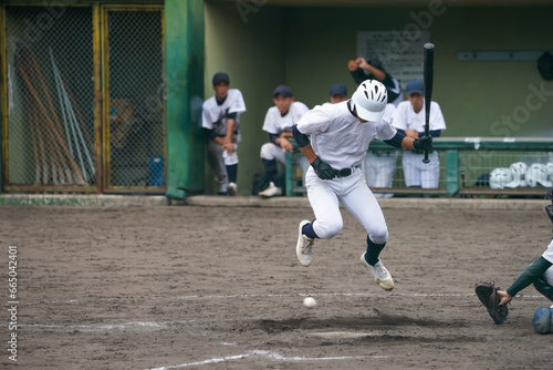 ボールを避ける左打者（高校野球）