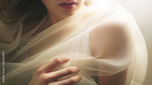 Mujer con vestido fino de seda en juego de contraluces.