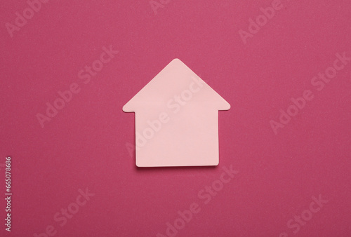 Memo paper in the shape of house on pink background