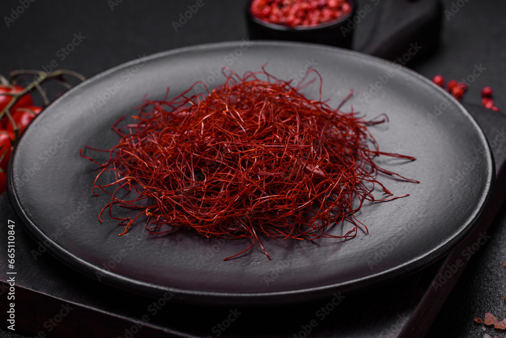 Naklejka premium Red thin hot chili threads on a dark background