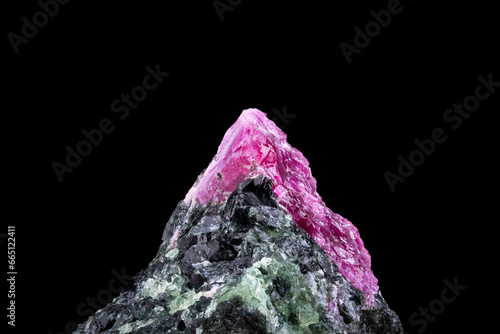 Fotografía ruby with green zoisite macro detail texture background