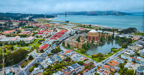 Fotografía Palace of Fine Arts rotunda and colonnade around pond with Golden Gate Bridge in