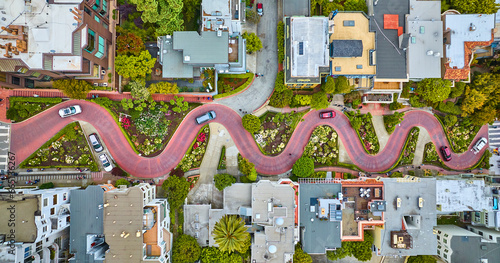 Tableau sur toile Straight down view Lombard Street with cars driving down red brick road aerial