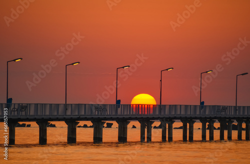 Obraz na płótnie sunrise with pontoon in summer at sea w salonie