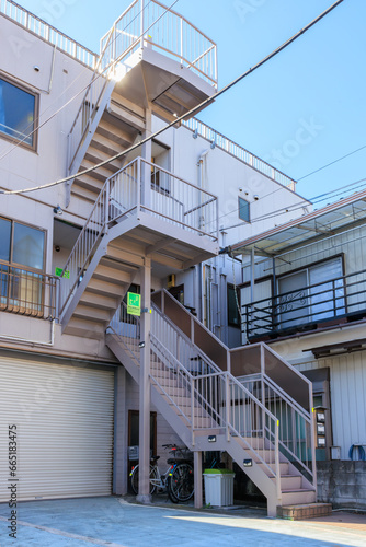 津波避難用の階段を備えた3階建の建物 © captainT