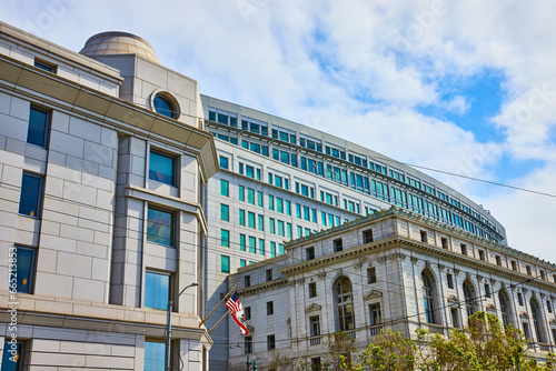 Cuadro en lienzo Supreme Court of California and other state buildings with flags waving in wind