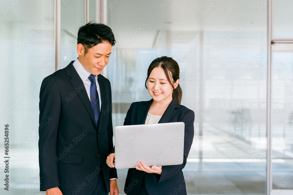 オフィスでノートパソコンを持つビジネスマンとビジネスウーマン(IT企業・会社員)
オフィスでノートパソコンを持つビジネスマンとビジネスウーマン(IT企業・会社員)