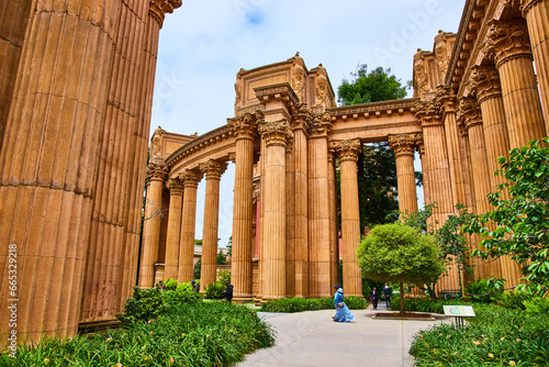 Photo Roman colonnade pillars at Palace of Fine Arts with people walking on sidewalk