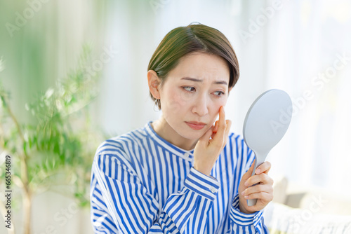 Obraz na plátně 目元をチェックする女性