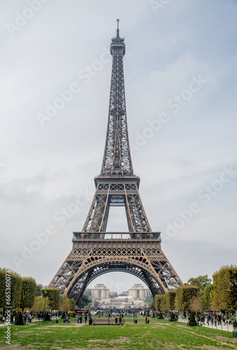 Fototapeta Naklejka Na Ścianę i Meble -  view of the Eiffel tower walking through Paris