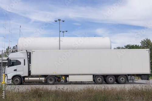 Ein LKW tankt an einer LNG Tankstelle Flüssiggas