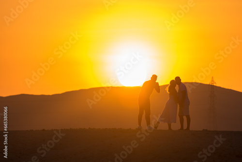 photoshooting during sunset from a couple in the desert © thomaseder