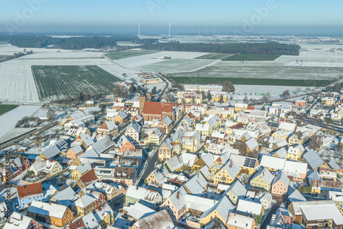 Die winterlich verschneite Landstadt Merkendorf im Rangau aus der Luft