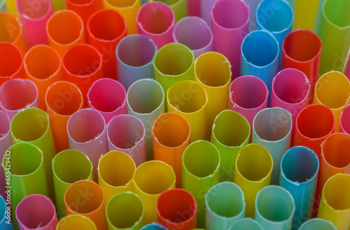 Kolorowe tło z plastikowych słomek, barwne kółeczka wypełniają kadr