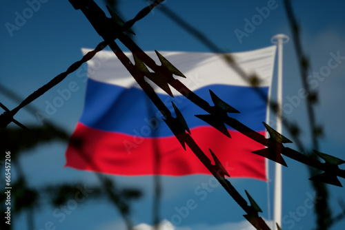 Russische Flagge hinter Stacheldraht