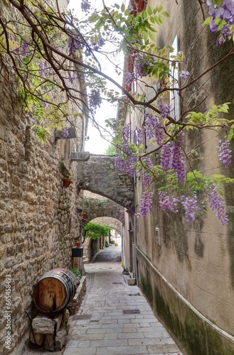 Ruelle du village médiéval des Matelles (Occitanie, France)