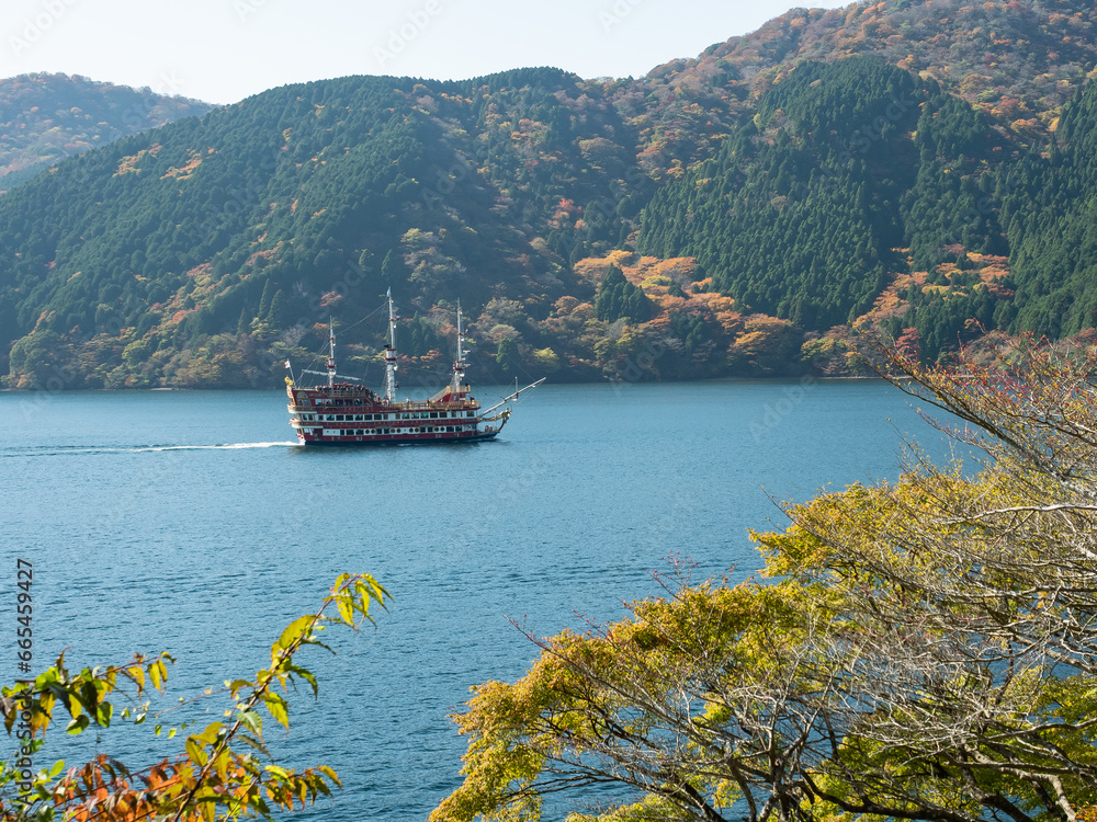 九頭龍神社の湖上の鳥居