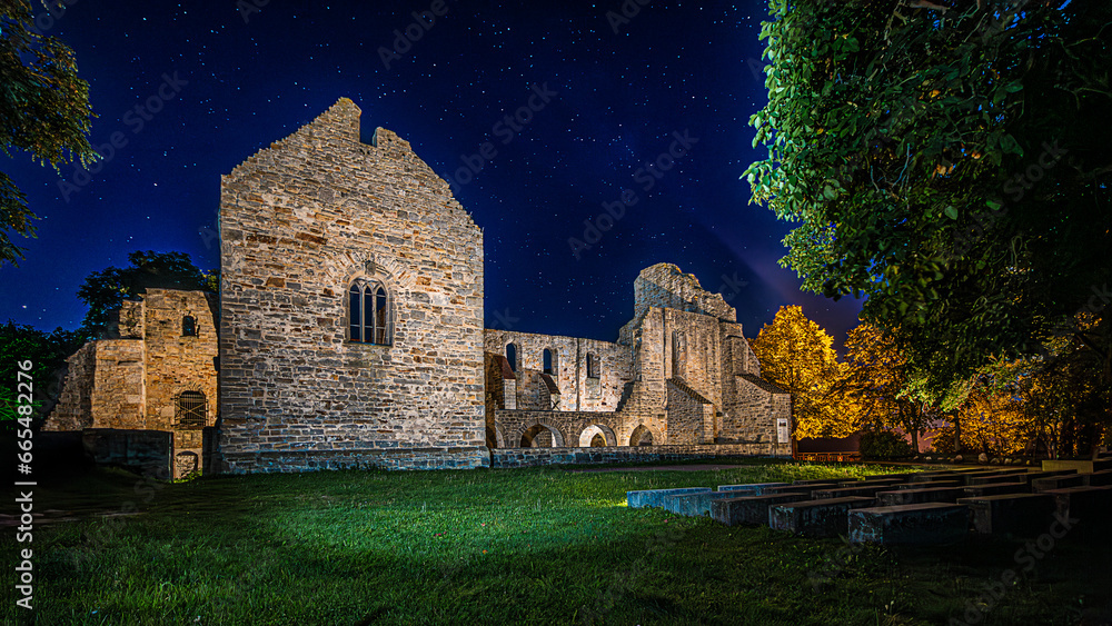 Sternenhimmel über der Kirchenruine