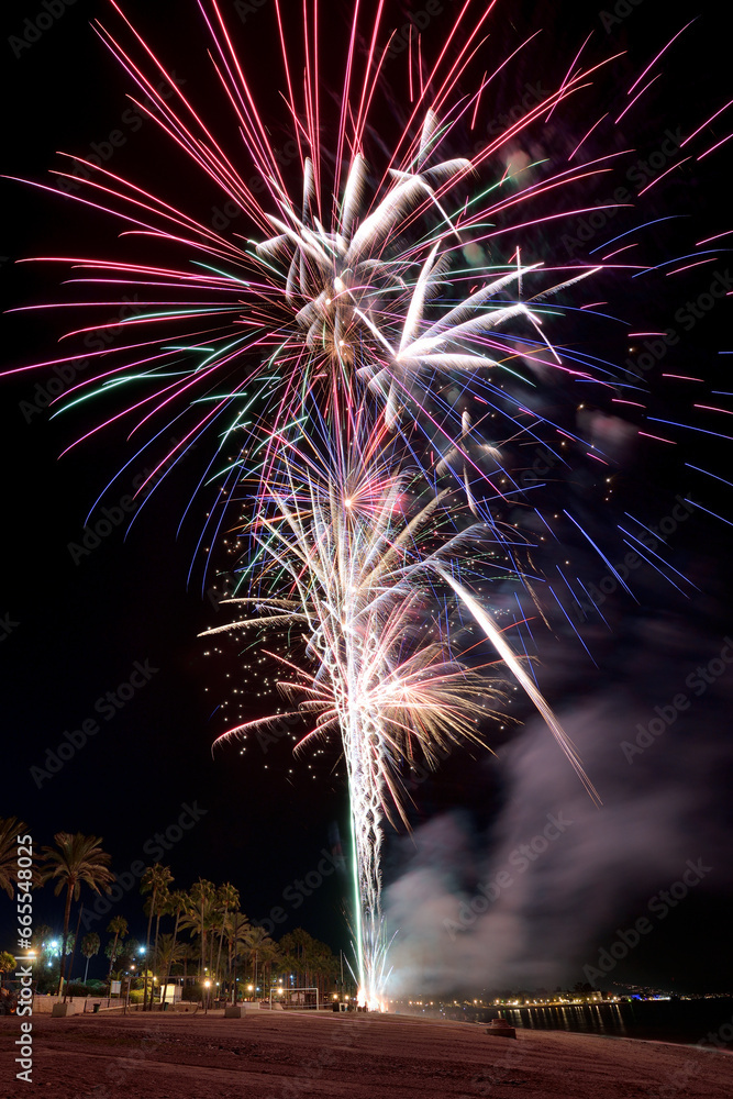 fuegos artificiales durante las fiestas de los pueblos a la orilla de la playa fuegos artificiales durante las fiestas de los pueblos a la orilla de la playa