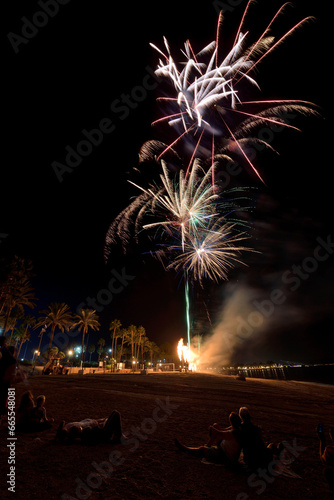 fuegos artificiales durante las fiestas de los pueblos a la orilla de la playa 