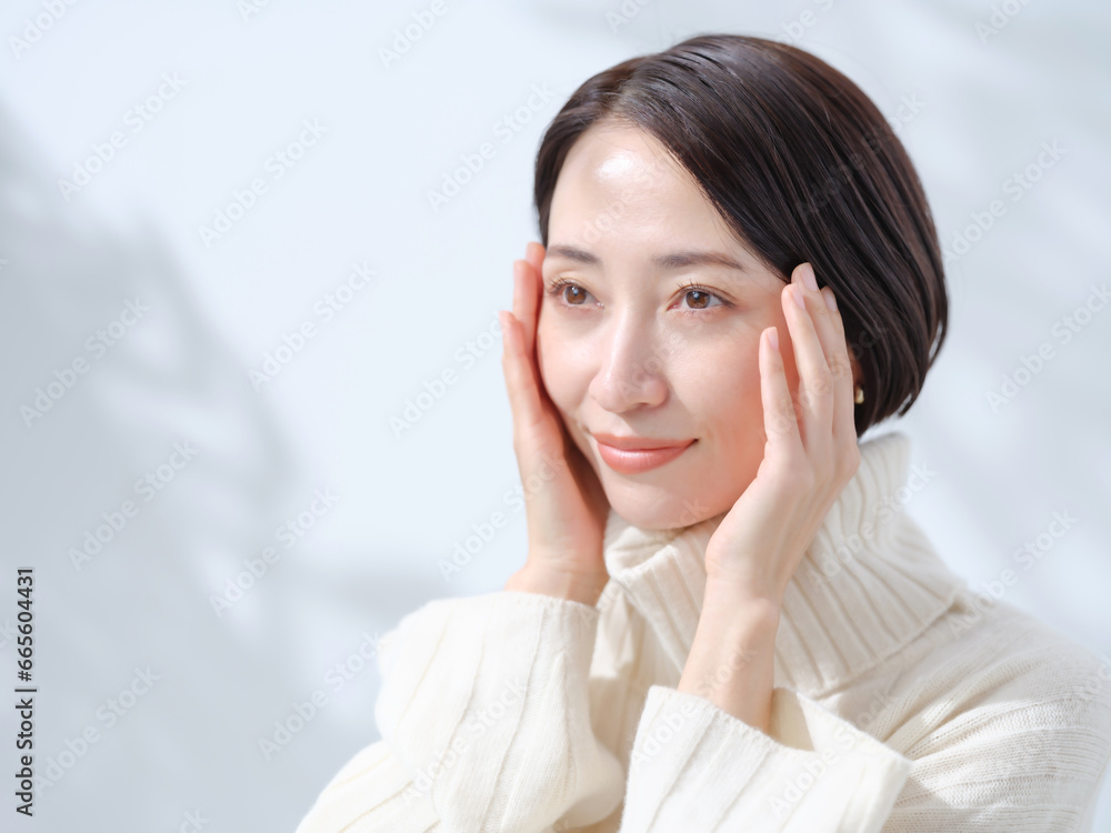 スキンケアをする女性