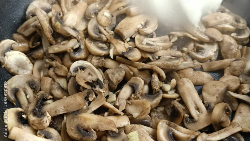 champignons cuisinés à la crème fraiche dans une poêle champignons cuisinés à la crème fraiche dans une poêle