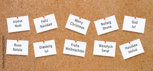 Weihnachtswünsche in verscheidenen Sprachen auf einem Notizzettel