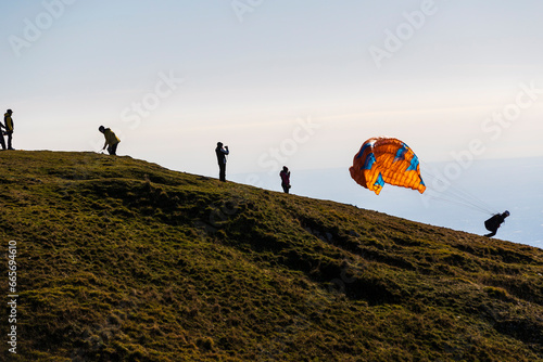 Obraz na płótnie Paragliding in Mount Grappa w salonie