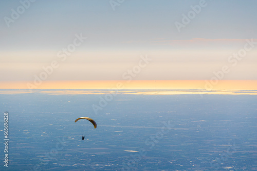 Obraz na płótnie Paragliding in Mount Grappa w salonie