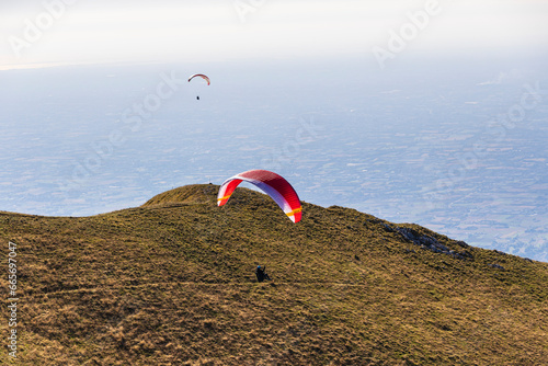Obraz na płótnie Paragliding in Mount Grappa w salonie