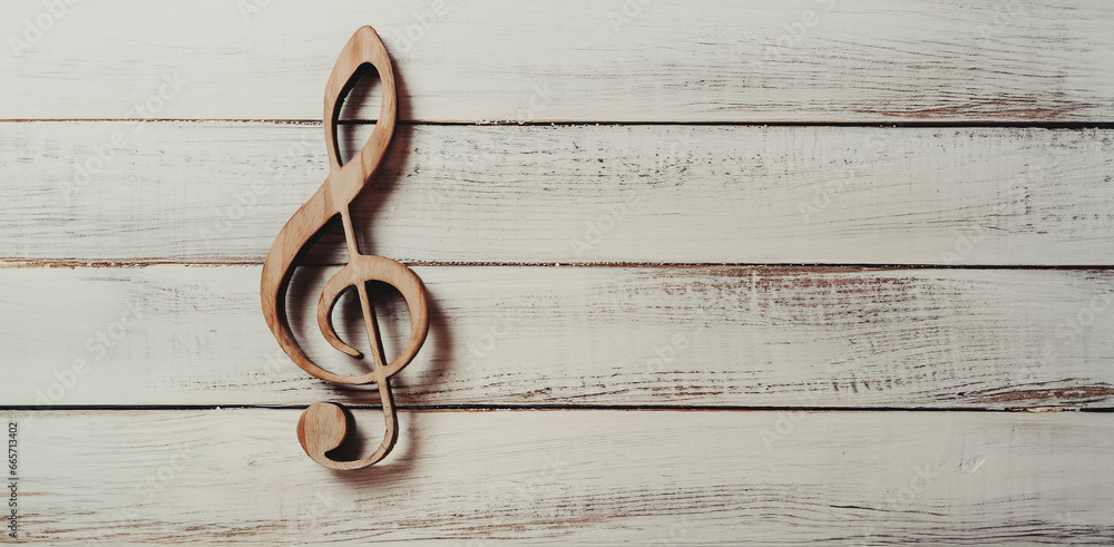 simbolo musicale chiave di violino, di sol realizzata in legno su superficie in legno bianca - obrazy, fototapety, plakaty 