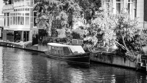 barco típico estacionado nos canais de Amsterdão photo