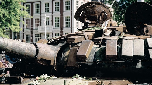 Tanque de guerra russo enferrujado em exposição na capital europeia, Amsterdão photo