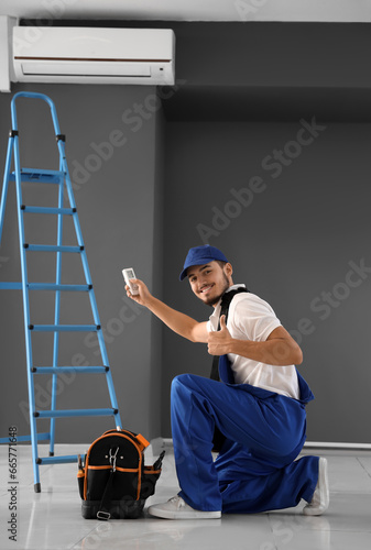 Male technician with air co...