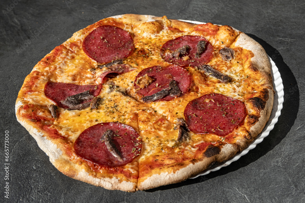 PIZZA frisch aus dem Ofen PIZZA frisch aus dem Ofen