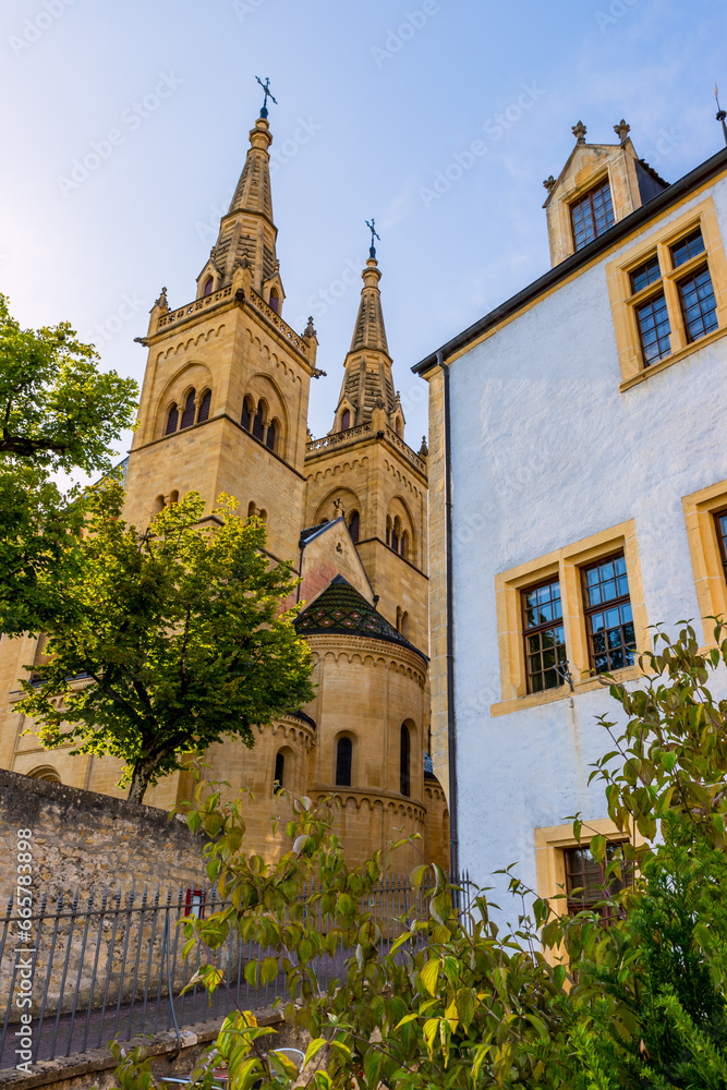 La Collégiale de Neuchâtel en Suisse La Collégiale de Neuchâtel en Suisse