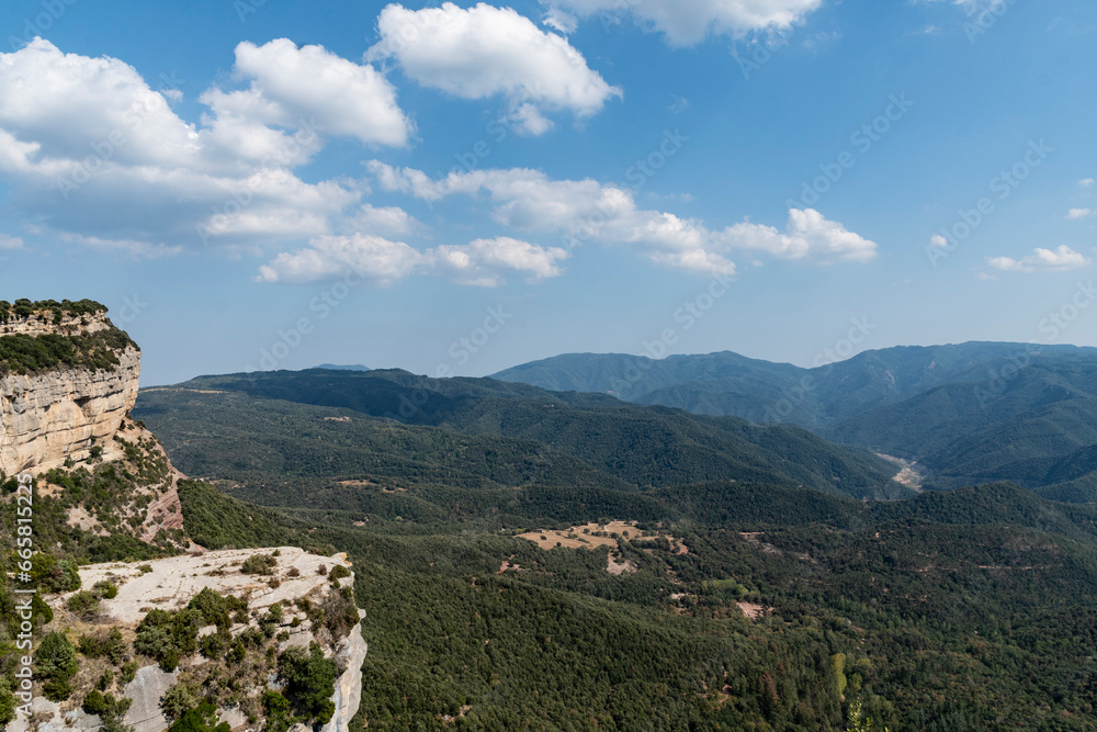 Paisaje de montañas un acantilado con un cielo azul lleno de nubes 