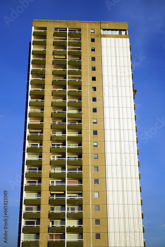 Hochhaus mit Wohnungen und Apartments im Stil der Siebzigerjahre iam Deich im Herbst in Büsum im Kreis Dithmarschen an der Küste der Nordsee an der Nordsee in Nordfriesland in Schleswig-Holstein	 photo