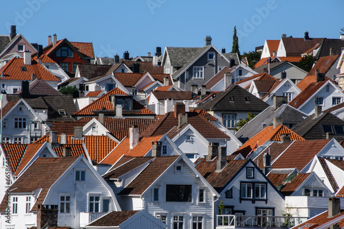 Norvegia 01 - casette dai tetti rossi addossate le une alle altre