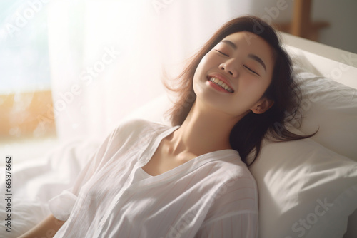 笑顔でベッドに横になる若い女性 © Kinapi