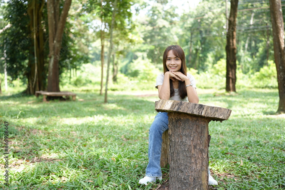 Naklejka premium world saving concept Female tourists are happy amidst nature