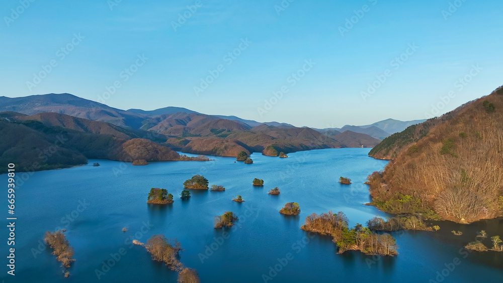 Obraz premium 山地の湖の風景 空撮
