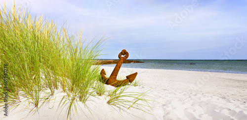 Fototapeta Naklejka Na Ścianę i Meble -  Sandstrand mit Dünen und rostigem Anker an der Ostsee - Ostseeküste Panorama