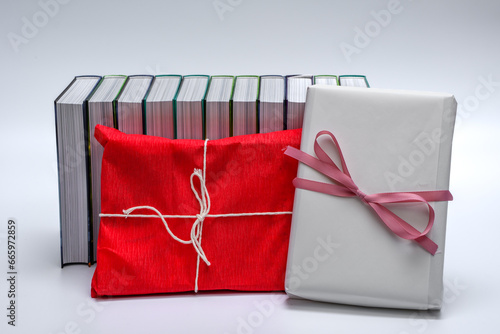 Zapakowane prezenty świąteczne w kolorowe papiery do pakowania 