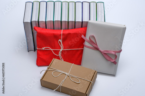 Ładnie zapakowane książki idealny prezent na święta pod choinkę