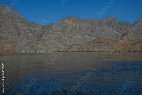 Küstenlinie bei Khasab am Hajar Gebirge, Musandam, Oman 