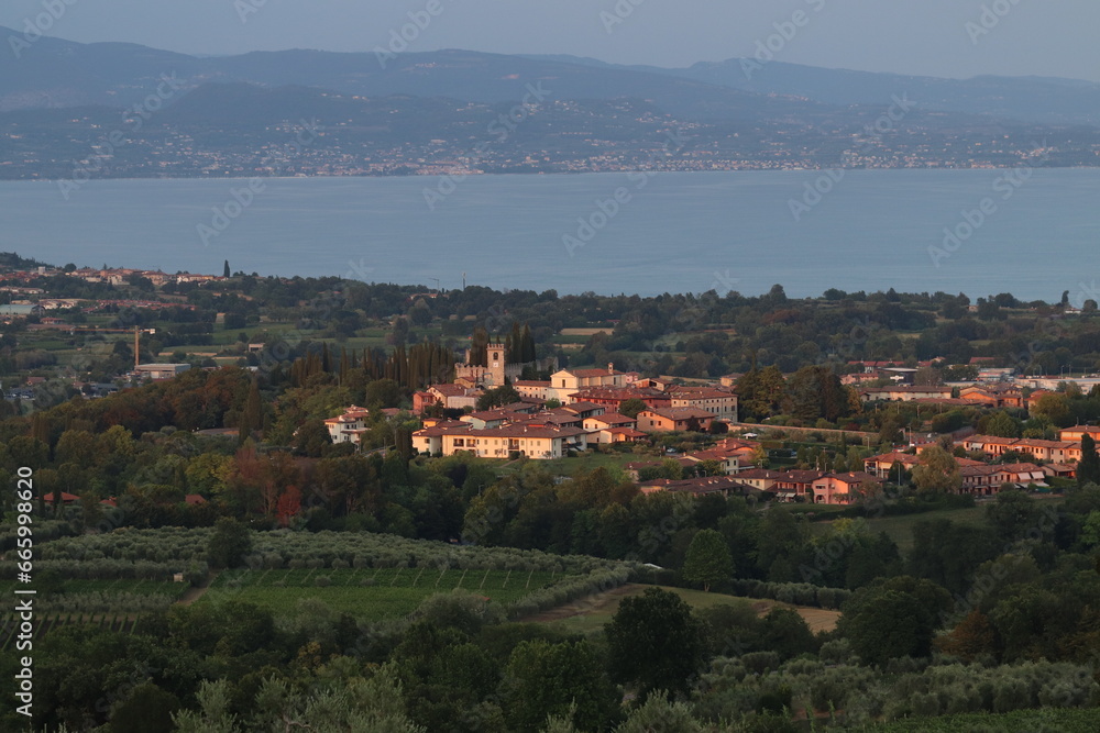 panorama del lago di Garda con il paese di Soiano del lago in provincia di Brescia
