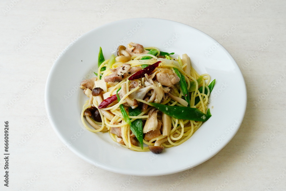 キノコと鶏肉のペペロンチーノ キノコと鶏肉のペペロンチーノ
